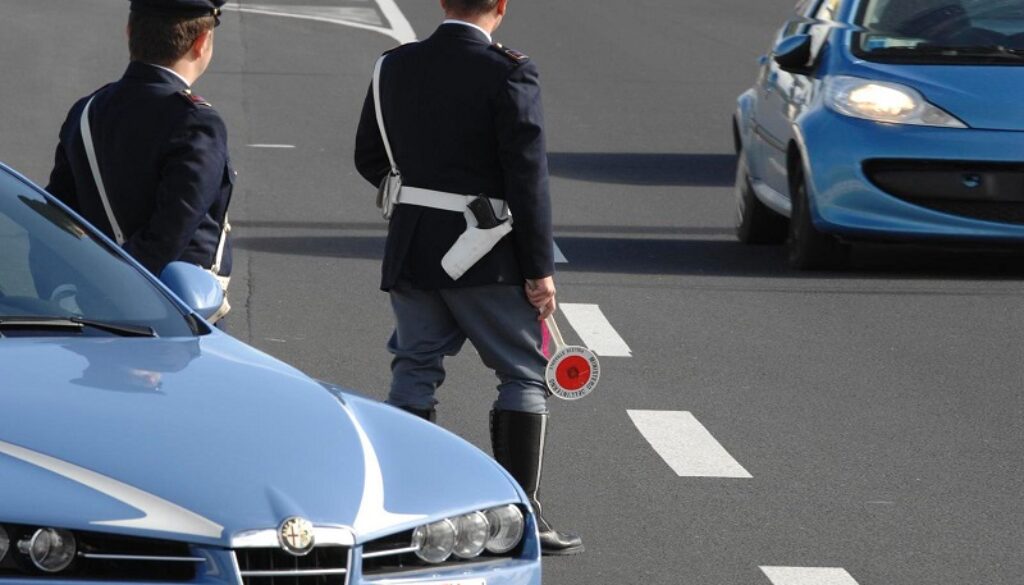 http://www.interno.gov.it/sites/default/files/field/image/polizia-stradale.jpg