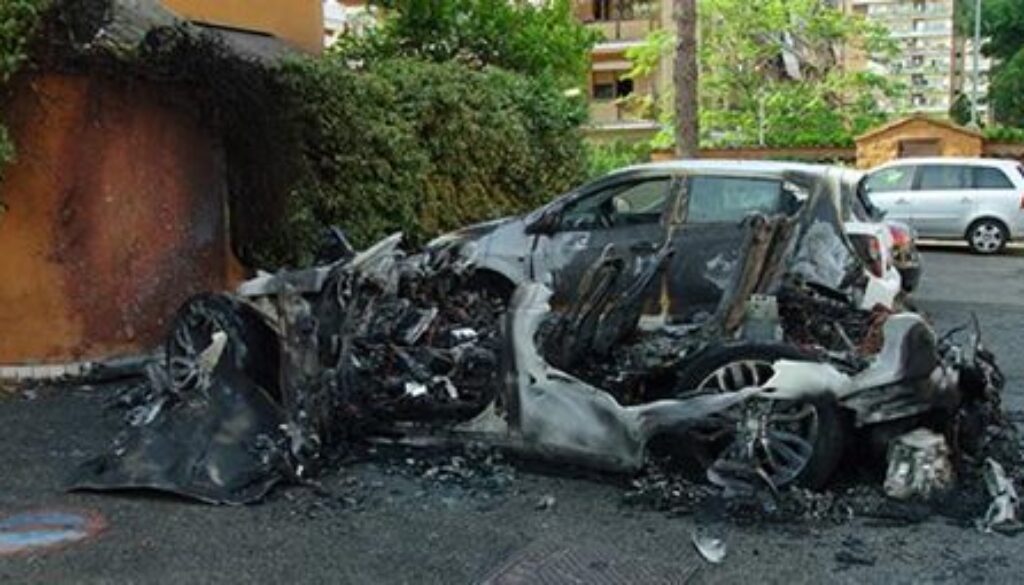 auto prende fuoco a Tor Tre Teste