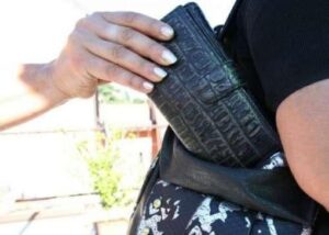 bacia la mano a un'anziana a Primavalle e le ruba il portafoglio bacia la mano a un'anziana a Primavalle e le ruba il portafoglio