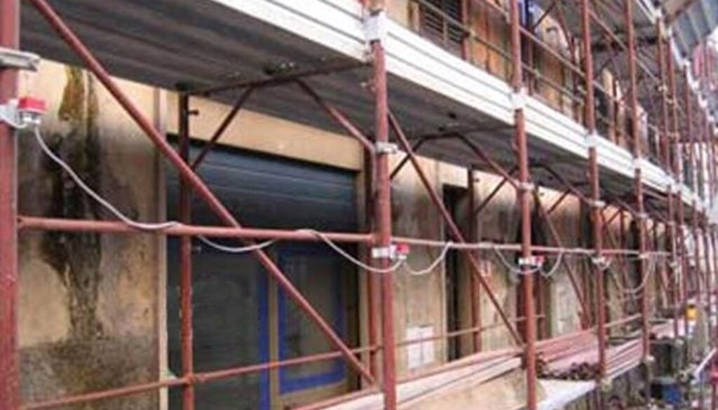 cade dal terzo piano di un palazzo a Guidonia