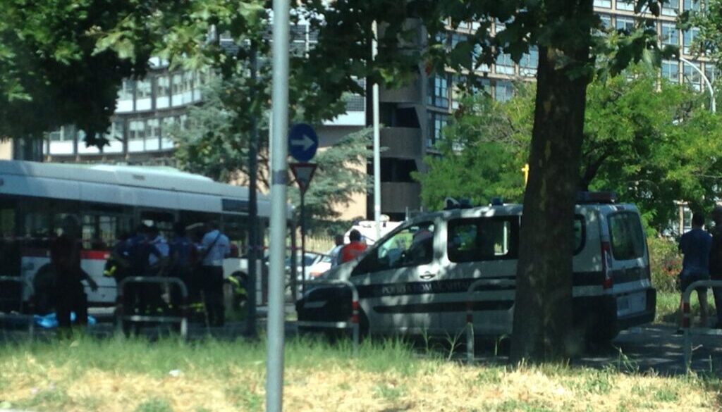 ciclista investito e ucciso da autobus sulla Cristoforo Colombo