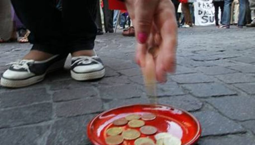 costringono i figli a chiedere l'elemosina in Centro