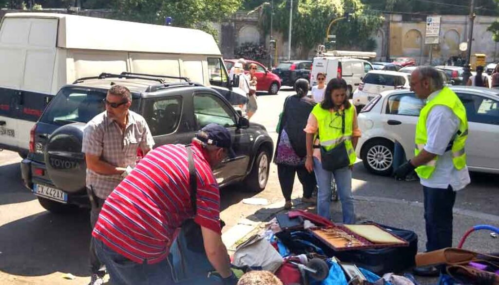 Porta Portese, Polizia Locale e Ama contro degrado e abusivismo - Foto