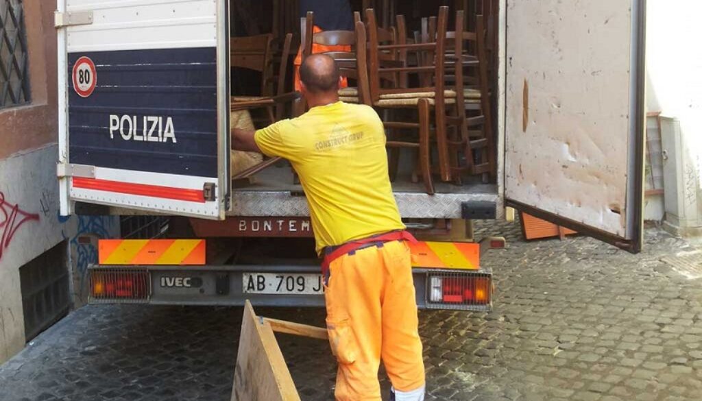 rimozione tavolini abusivi