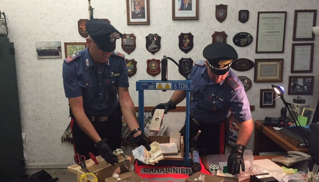 fugge in auto a Montespaccato con 2,4 kg di cocaina