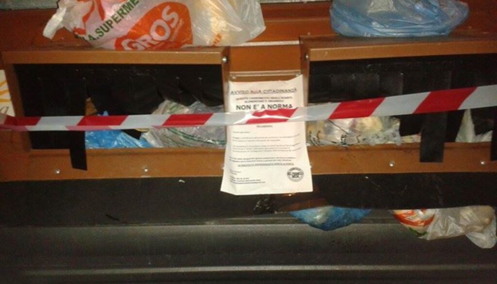 gli attivisti del Comitato Beltramelli-Meda sigillano i cassonetti per l'umido