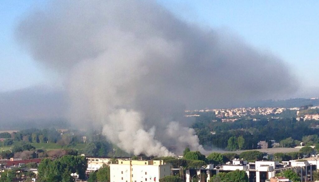 in fiamme l'impianto Ama di via Salaria in fiamme l'impianto Ama di via Salaria