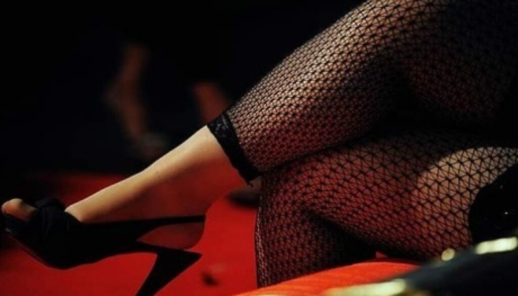 invita escort a casa e la sequestra