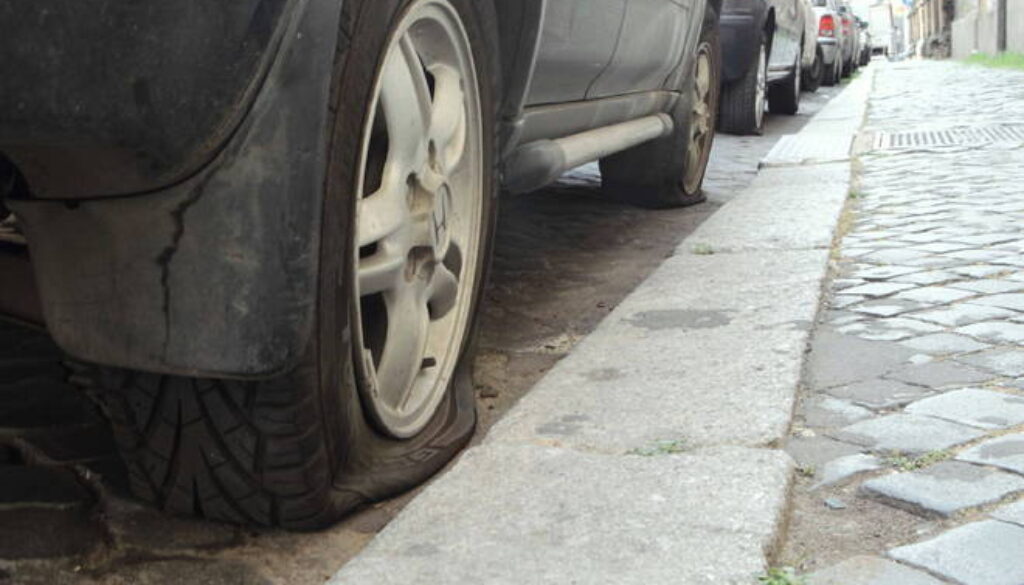molte gomme bucate nella notte a Trastevere