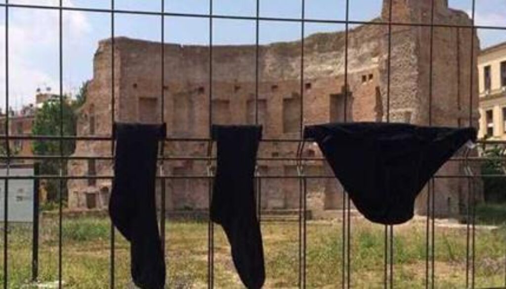 mutande e calzini stesi davanti alla Domus Aurea mutande e calzini stesi davanti alla Domus Aurea