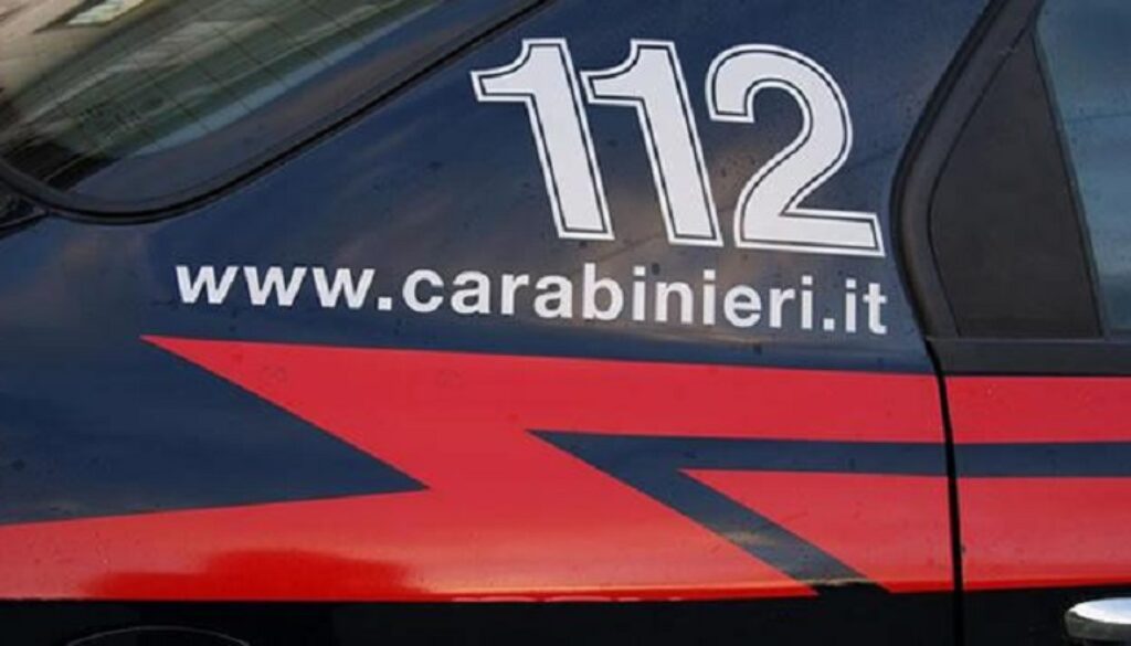 prende a sprangate un uomo per rubargli il cellulare
