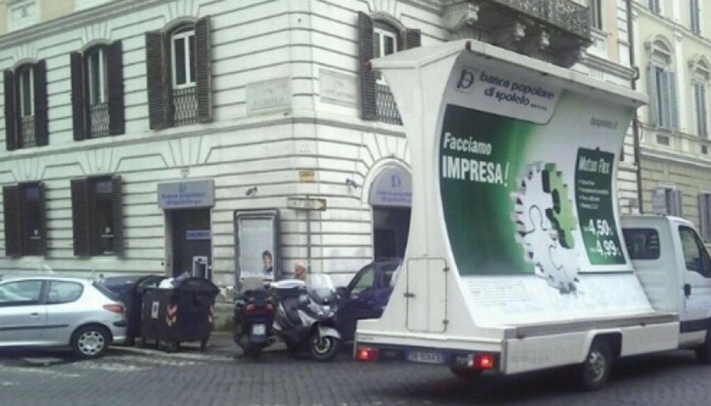rapina una banca a via XX Settembre ma gli impiegati lo mettono in fuga