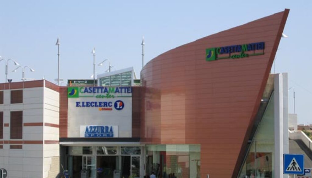 rubano profumi da un centro commerciale a Corviale