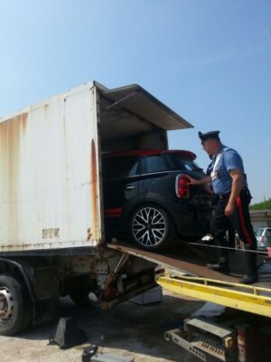 scoperto container con auto rubate da spedire all'estero