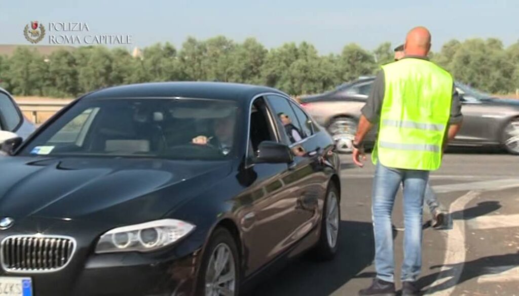 Sequestrate 67 false licenze NCC dalla Squadra Vetture della Polizia di Roma Capitale – Video