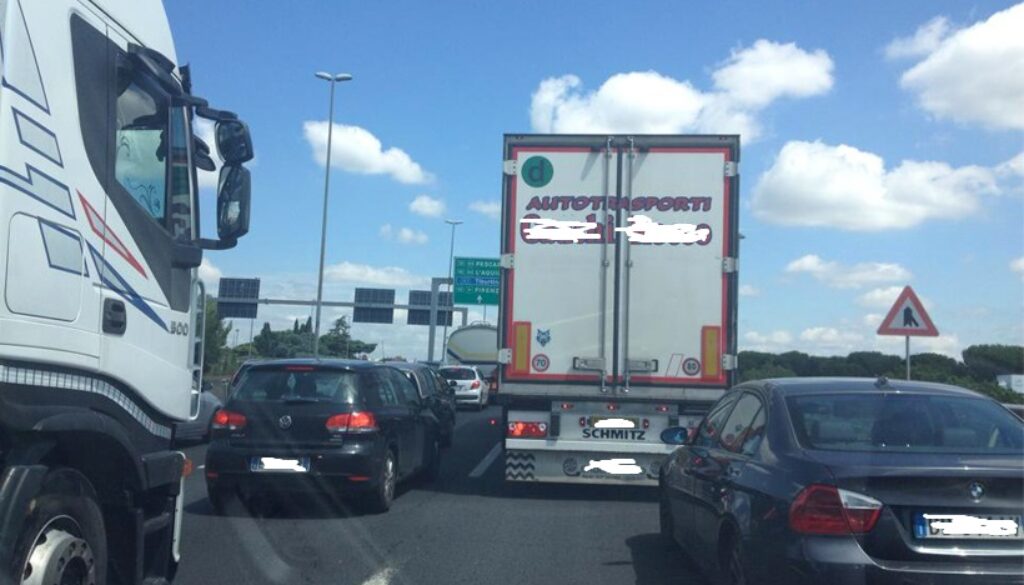 tir perde il carico sul GRA tra gli svincoli Casilina e Roma Sud