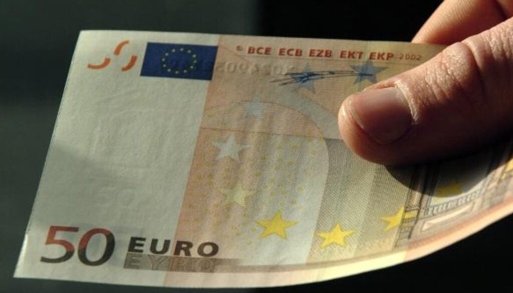 usa soldi falsi in una frutteria di Fonte Nuova