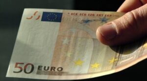 usa soldi falsi in una frutteria di Fonte Nuova
