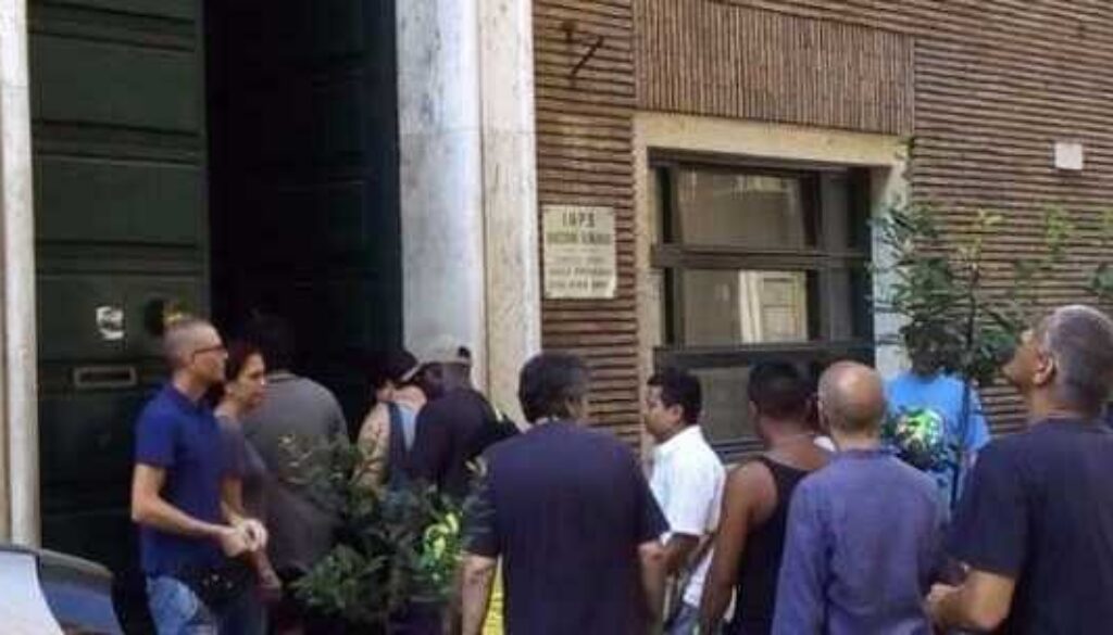 I militanti di Action occupan l'ex sede Inps di piazza Augusto Imperatore