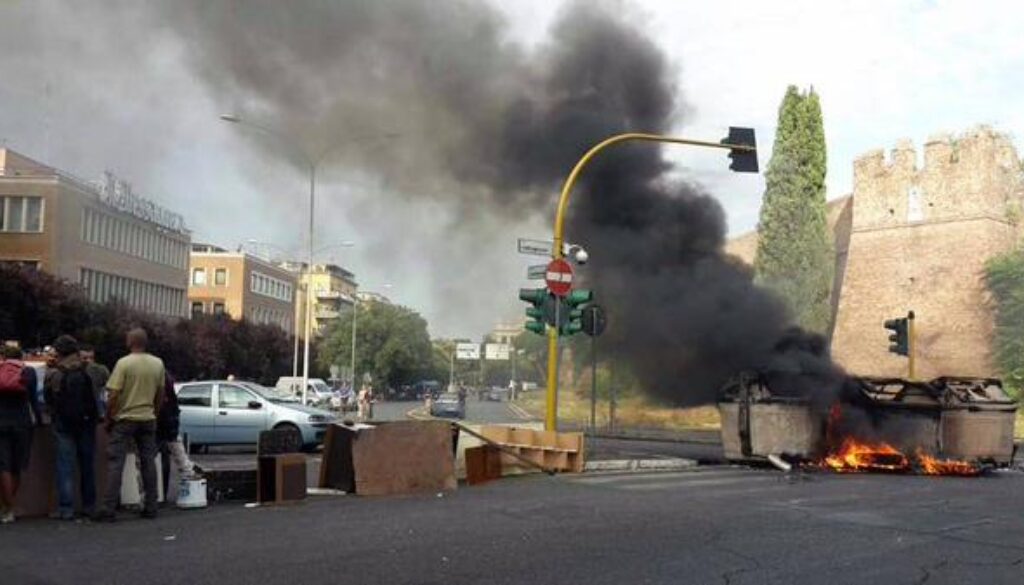 Protesta dei movimenti per la casa a San Giovanni
