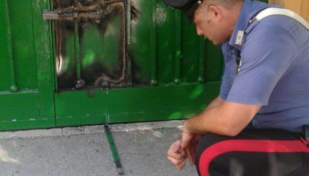 Tentano di svaligiare un deposito con la fiamma ossidrica a San Giovanni