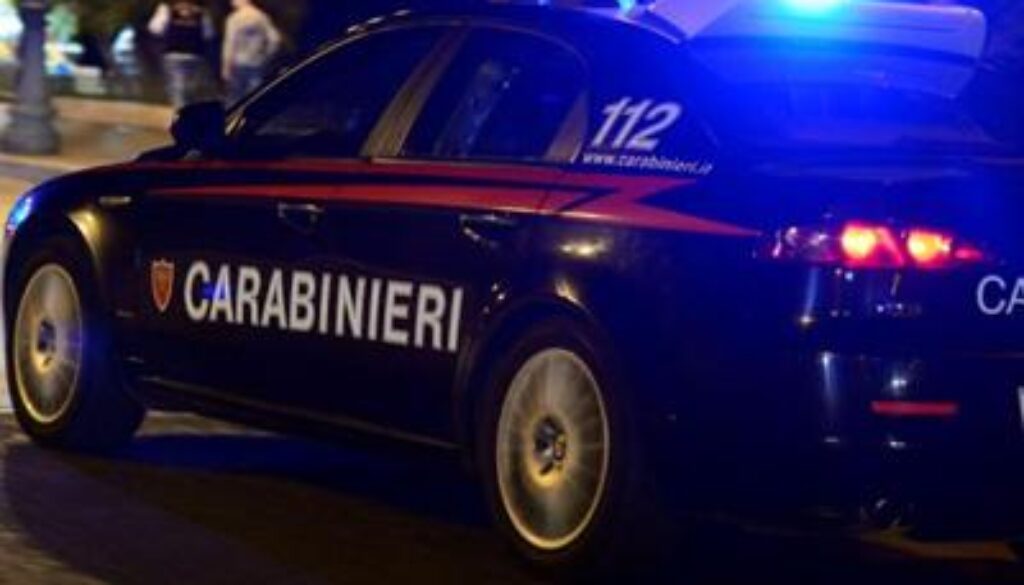 aggrediscono e rapinano un giovane che aspetta l'autobus a Termini