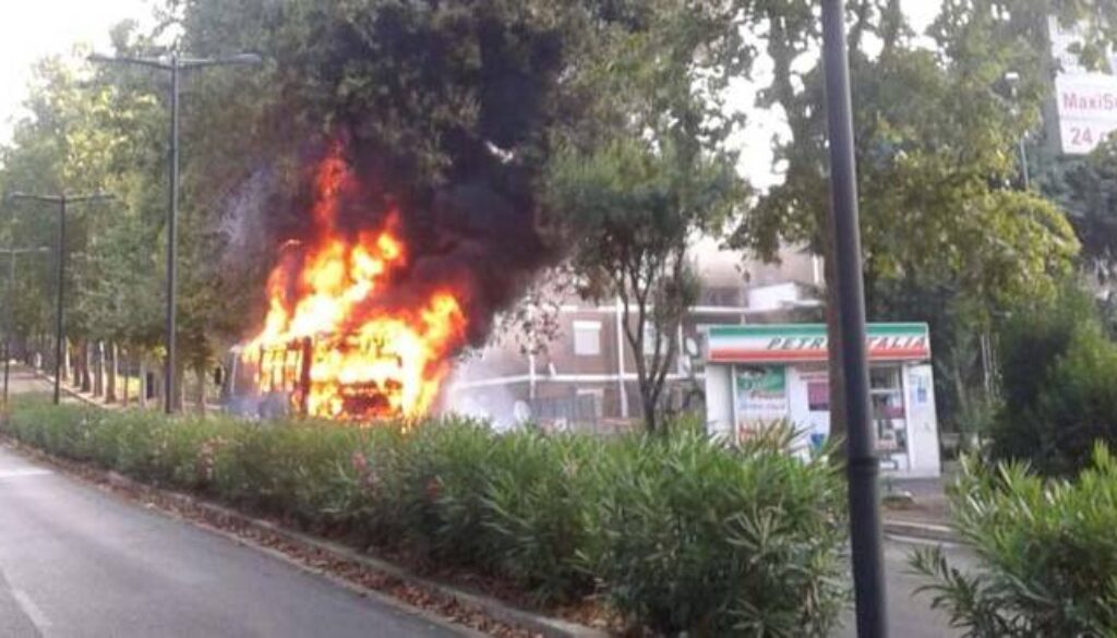autobus del Cotral prende fuoco a Genzano