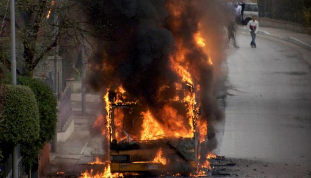 autobus in fiamme sulla tiburtina