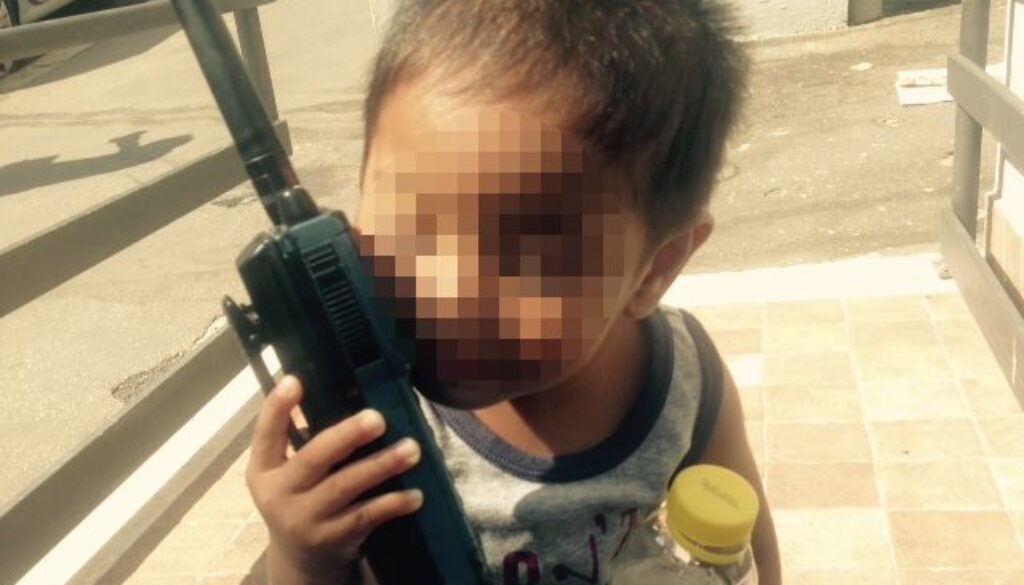 bimbo di 3 anni rimane chiuso in auto sotto il sole all'Esquilino