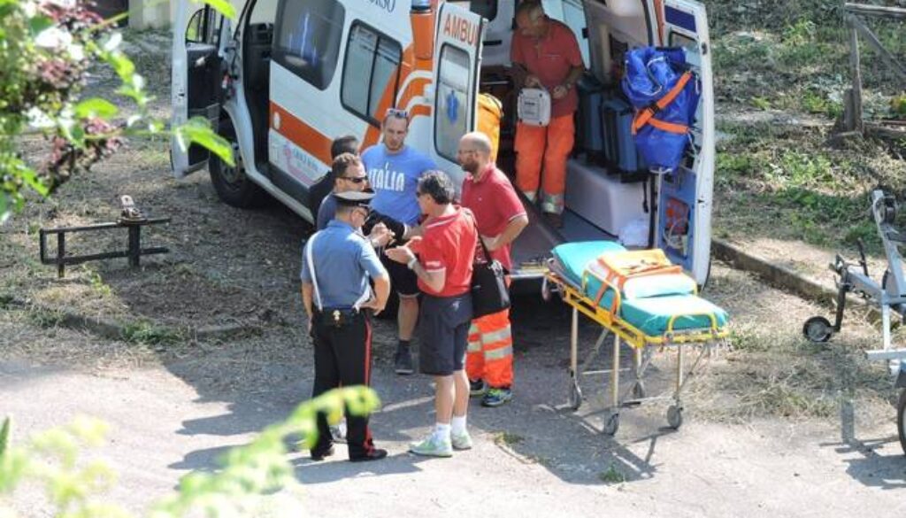 cade da un albero per tuffarsi nel lago di Nemi