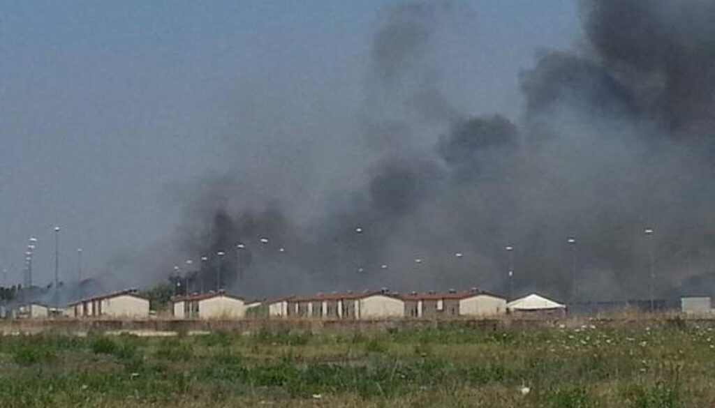 incendio nel campo rom de La Barbuta