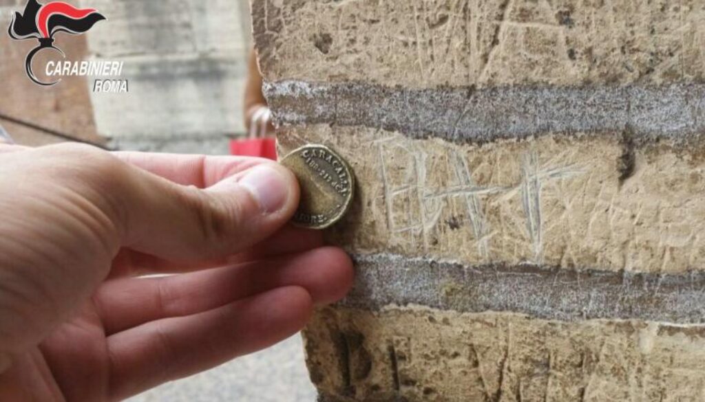 incide le proprie iniziali su una colonna del Colosseo