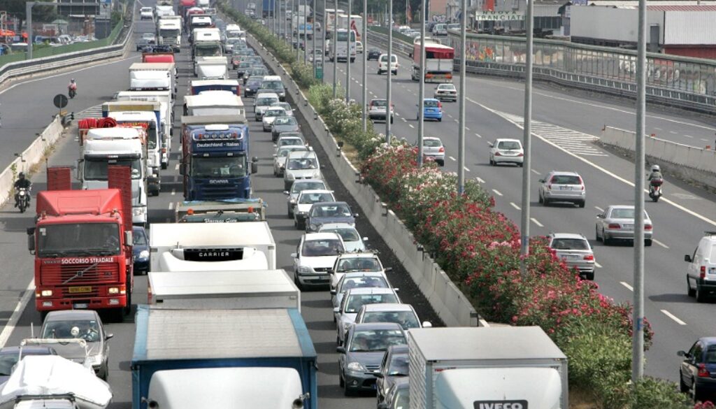 189517 Il traffico rallentato in autostrada all_altezza del luogo dell_ incidente costato la vita ad un carabiniere