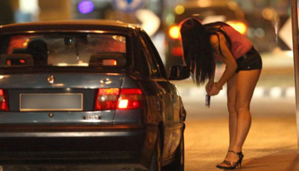 minaccia di morte una prostituta sulla Cristoforo Colombo per farle cambiare zona