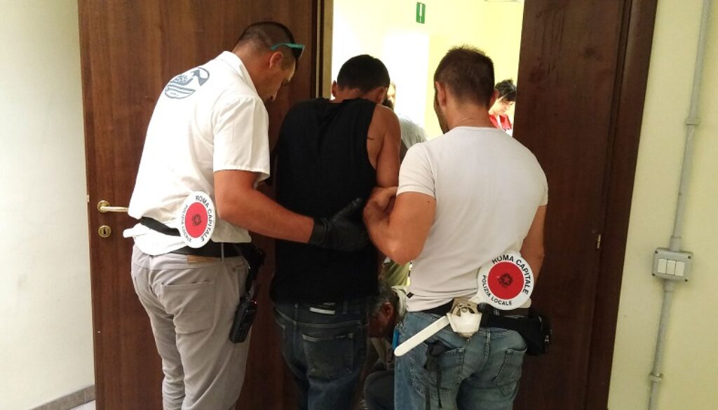 minaccia i passanti con un coltello