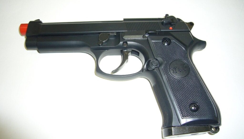 minaccia un operaio con una pistola soft air