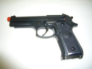 minaccia un operaio con una pistola soft air