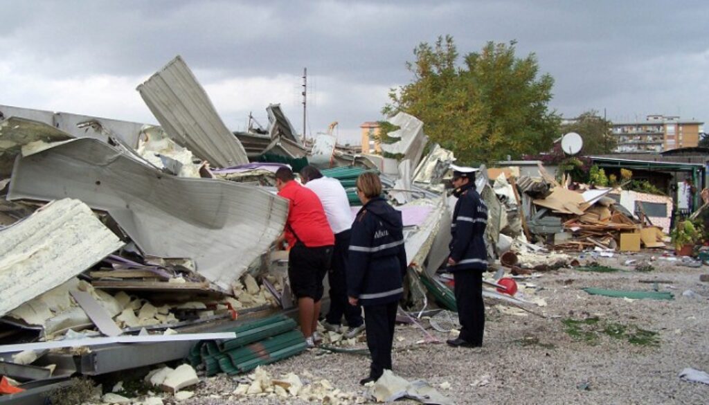 operazione di polizia nel campo nomadi di via Candoni