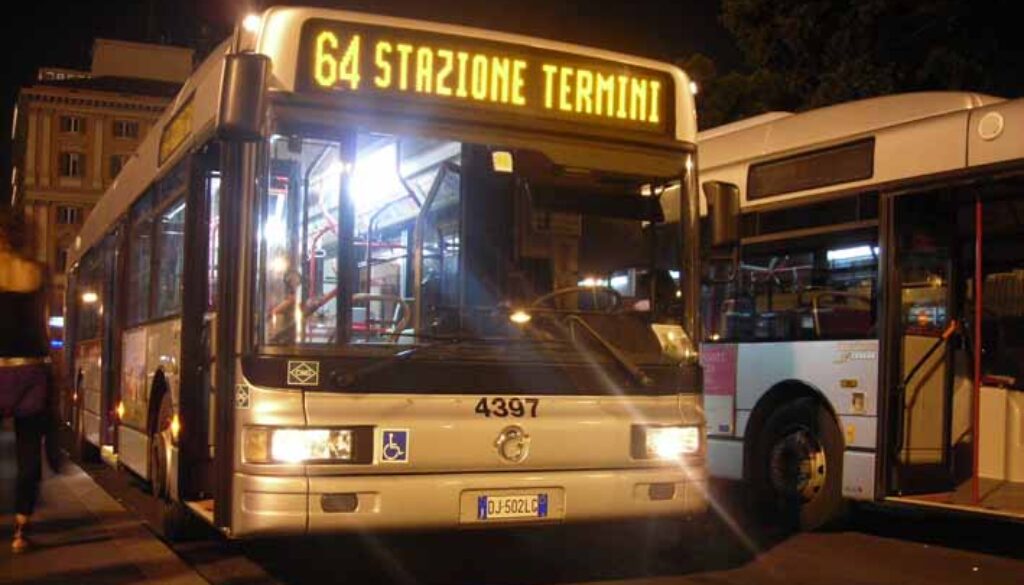 palpeggia una 16 enne sulla linea 64 approfittando della folla
