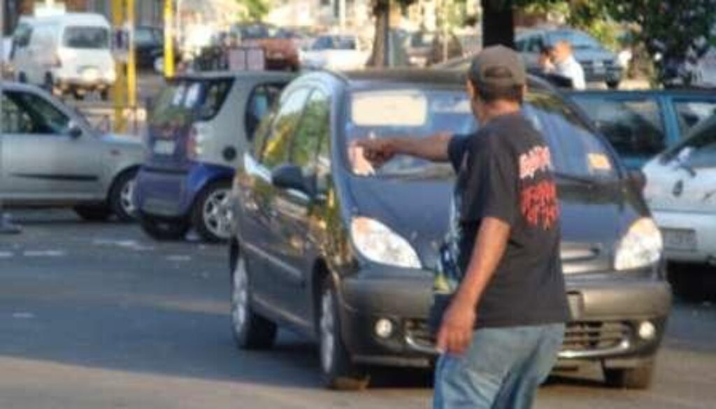 parcheggiatori abusivi minacciano donna a Termini