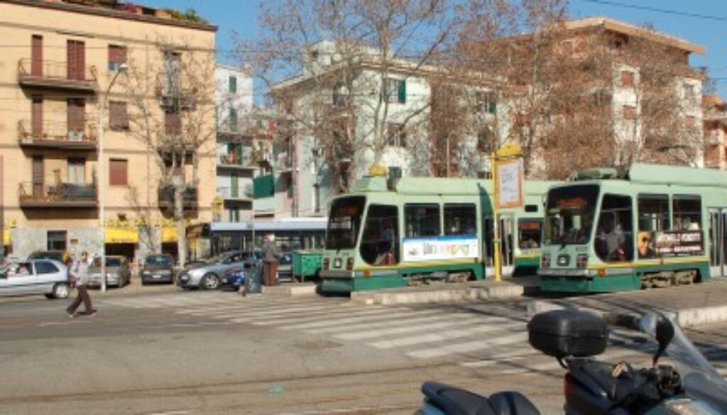 rapina e accoltella un uomo al capolinea del tram a Centocelle