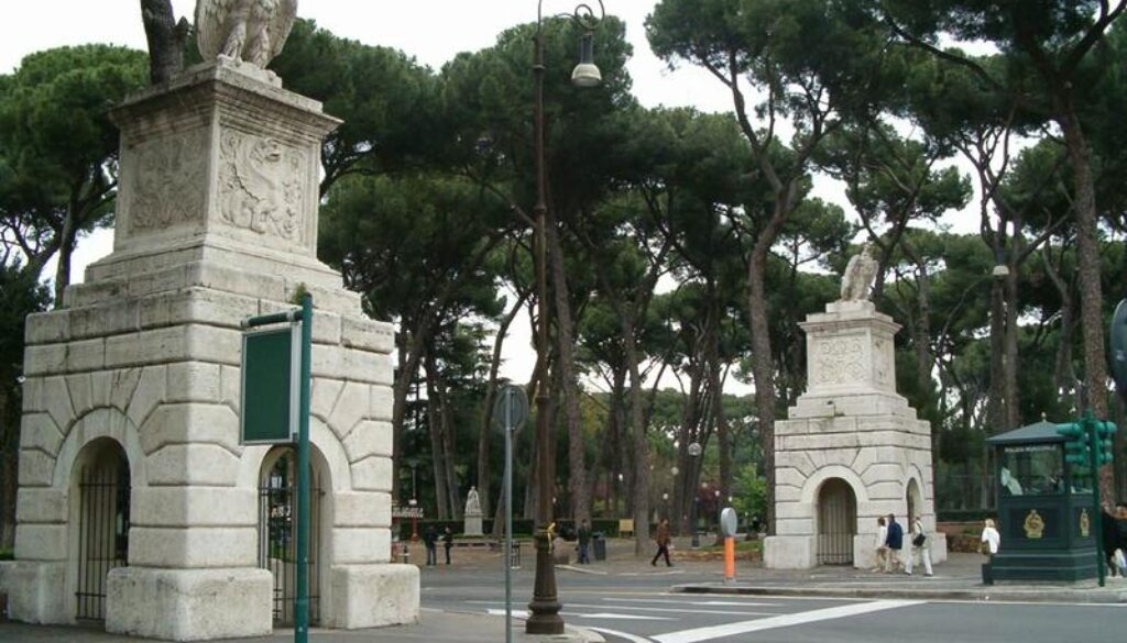 rapinano un giovane con un coltello a Villa Borghese