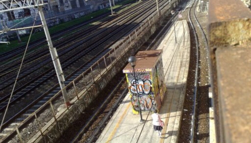 rimane incastrato tra i binari della Termini-Giardinetti