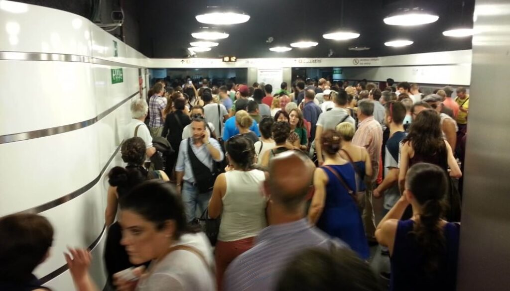 ritardi e disagi sulle linee Metro e la Roma-Lido