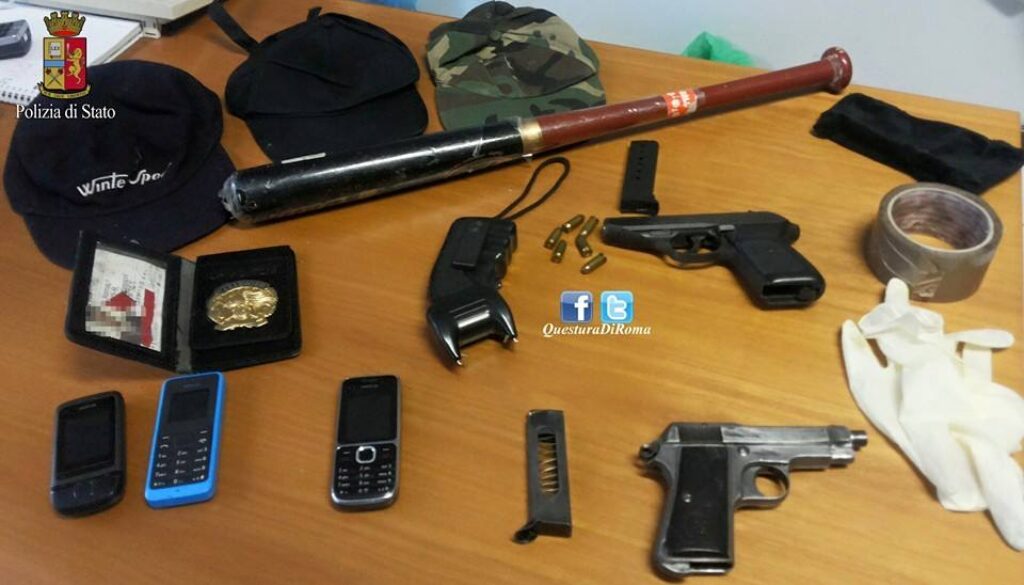 si fingono clienti di un bar a Centocelle ma nascondevano due pistole