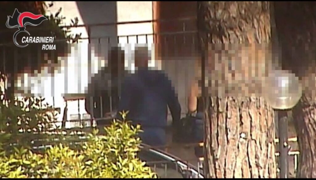 Spacciavano cocaina in strada a San Basilio, arrestati 4 pusher – VIDEO