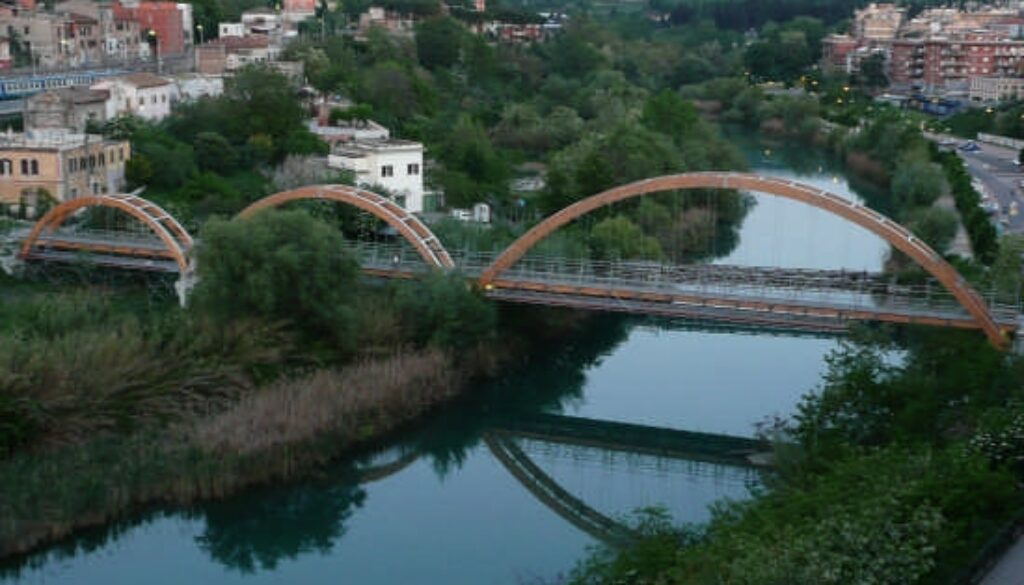 tenta il suicidio lanciandosi dal ponte della Pace a Tivoli