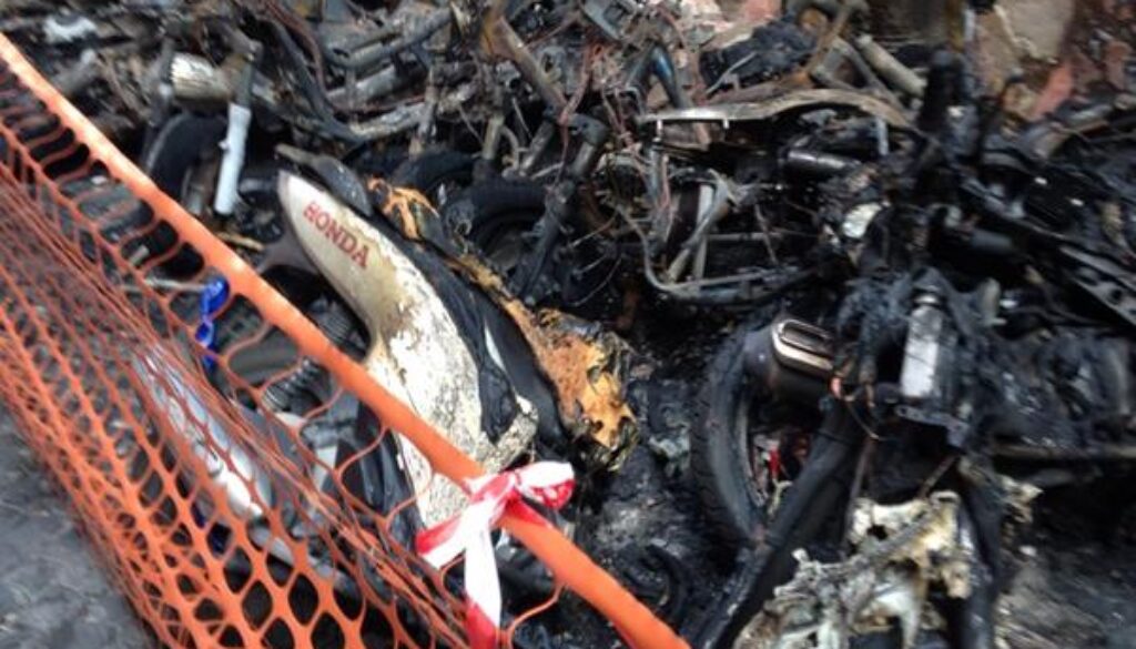 undici motorini incendiati all'alba a Trastevere