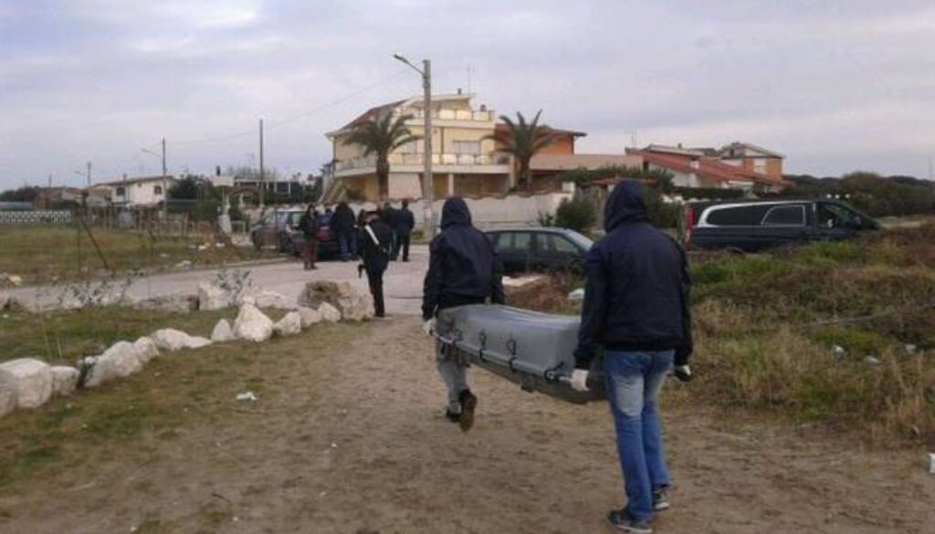 uomo ucciso e trovato in un canale a Tor San Lorenzo