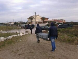 uomo ucciso e trovato in un canale a Tor San Lorenzo